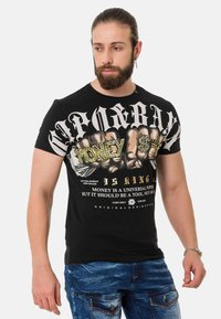 Schwarzes Kurzarm-T-Shirt mit Grafikdruck, der geballte Fäuste, Dollarzeichen und kräftigen Text zeigt; aus Baumwolle, lässige Passform, Rundhalsausschnitt.