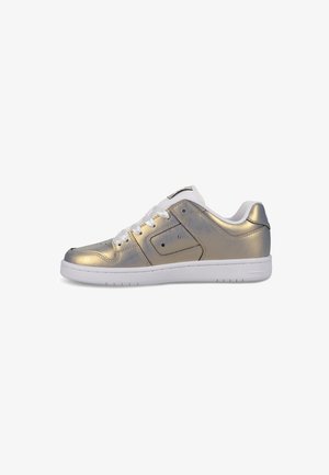 Zapatilla metálica dorada con cordones blancos, cuello acolchado y suela blanca. Acabado de cuero suave y detalles de textura sutil en el costado.