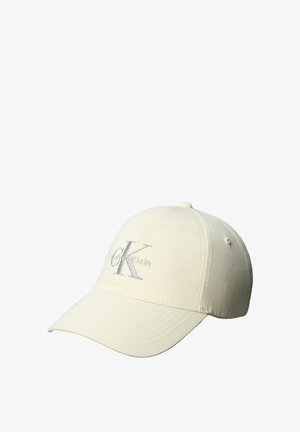 Kremowa czapka z daszkiem Calvin Klein z zaokrąglonym daszkiem i wyszywanym szarym logo "CK Calvin Klein" na przednim panelu.