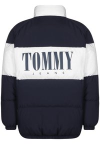 Puffervest i marineblå og hvidt stof. Har stort "TOMMY JEANS" logo i midten, ribbede manchetter og en høj krave.