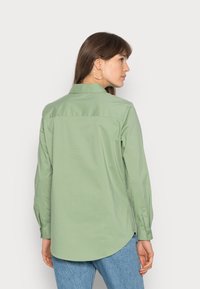 JDY JDYMIO SHIRT - Blusa com botões - basil