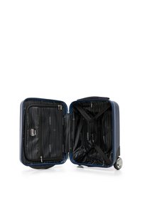 Marineblauwe harde koffer met een ritsopening, zwart gestreepte voering aan de binnenkant, een mesh pocket en kruisbanden voor veilig inpakken.