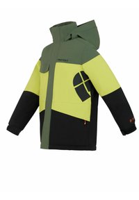 Veste colorée avec des panneaux verts, jaunes et noirs. Le matériau semble imperméable avec un col haut et une poche zippée.