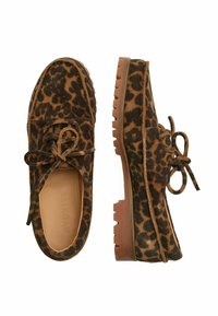 Scarpe in suede con stampa leopardata, punta rotonda, allacciatura frontale e suola in gomma testurizzata per una buona aderenza. Sfondo marrone scuro con motivo e interni beige.