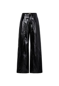 Hoge taille zwarte lakleren wijde pijpenbroek met sluiting met een frontknop en rits, met opvallende verticale naden.
