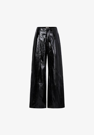 Hochtaillierte schwarze Lackleder-Hose mit weitem Bein, mit vorderem Knopf- und Reißverschlussverschluss, und sichtbaren vertikalen Nähten.