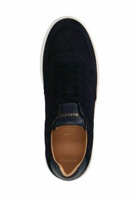 Marineblauer Wildlederschuh mit einer strukturierten schwarzen Lederferse und goldener Markenprägung. Verfügt über schwarze Schnürsenkel, eine abgerundete Spitze und eine weiße Sohle.