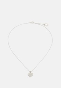 Collar de plata con un colgante en forma de corazón de superficie texturizada y acentos brillantes, sobre una cadena delicada con un cierre de muelle.