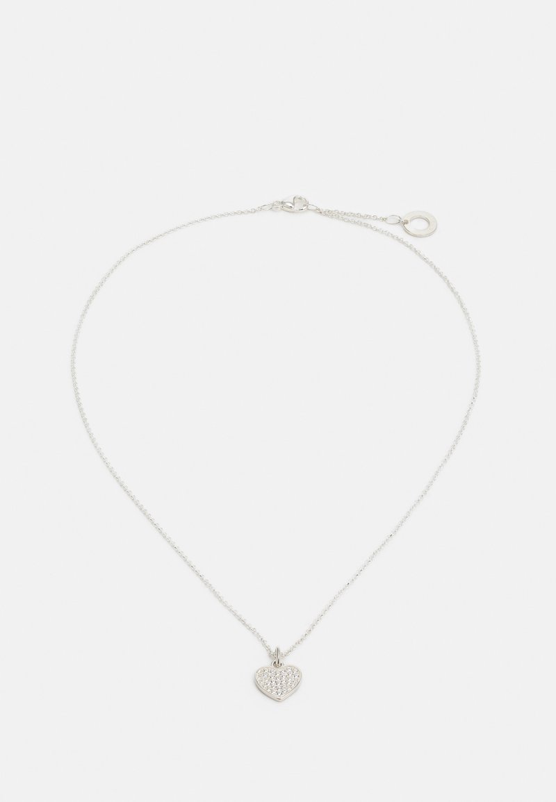 Collar de plata con un colgante en forma de corazón de superficie texturizada y acentos brillantes, sobre una cadena delicada con un cierre de muelle.