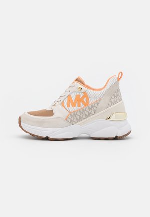 Beige, wit en oranje Michael Kors sneaker met mesh, suède details, logopatroon, dikke witte zool en gouden accent op de hiel.