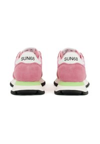 Sneakers in suede rosa con dettagli bianchi e suole nere. Caratteristiche includono una linguetta sul tallone verde e il marchio "SUN68" sul retro.