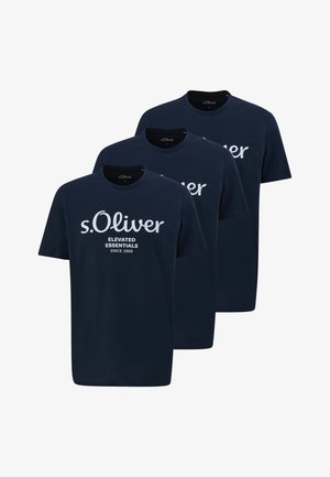 Tre mørkeblå t-shirts med korte ærmer og hvid tekst "s.Oliver Elevated Essentials Since 1969" på forsiden, arrangeret i en trappestillet række.