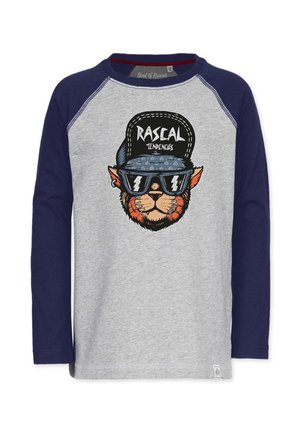 Pitkähihaisen harmaan paidan, jossa on tummansiniset hihat, etupuolella graafinen kuva kisasta, joka käyttää aurinkolaseja ja lippistä, jossa lukee "RASCAL TENDENCIES."