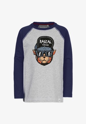 Langærmet skjorte i grå med marineblå ærmer, der har et grafisk motiv af en kat i solbriller og en kasket, der siger "RASCAL TENDENCIES."