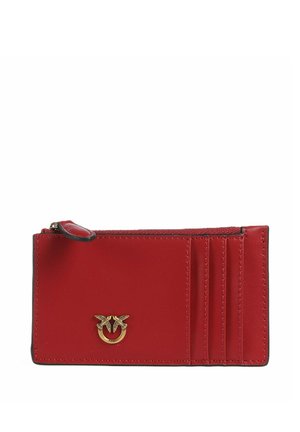 Porta carte in pelle rossa con tre fessure per carte, una tasca con cerniera per monete e un piccolo emblema a forma di anello dorato con due uccelli al centro davanti.