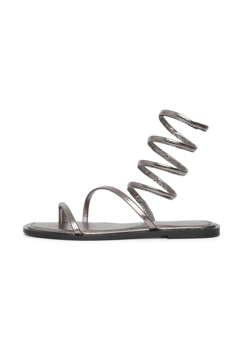 Metallisch bronze Sandalen mit spiralförmigem Riemen, offener Spitze, flacher Sohle und minimalistischem Design. Verfügt über dünne Riemen und eine glatte Textur.