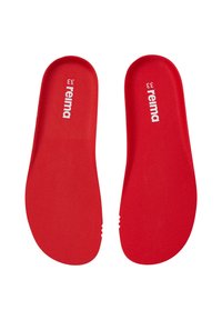 Czerwone wkładki o gładkiej fakturze. Posiadają subtelne logo i wyprofilowany kształt dla wsparcia. Zawierają wycięcia w pięcie dla elastyczności.