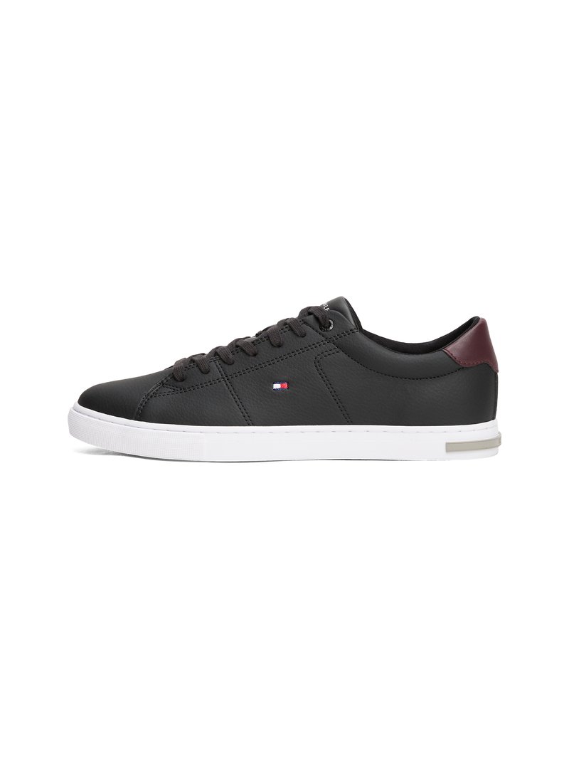 Schwarze Ledersneaker mit weißer Gummisohle, runder Zehenpartie, Schnürung vorne und burgunderfarbenem Akzent an der Ferse. Verfügt über ein kleines Logo-Detail.