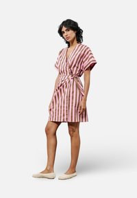 Gestreiftes Kleid mit V-Ausschnitt, kurzen Ärmeln und gebundenem Taillenband. Es hat abwechselnd rosa und braune Streifen und besteht aus leichtem Stoff.