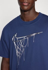 Nike Performance TEE - T-shirt con stampa - midnight navy