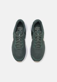 Nike Performance REVOLUTION 7 - Chaussures de running sur route - vintage green/guava ice/white/light iron ore