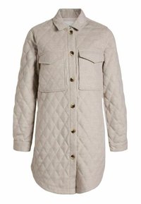 Chaqueta acolchada beige hecha de tejido texturizado, con dos bolsillos en el pecho, un cierre frontal con botones grandes y un cuello clásico.