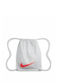 Trekzak van lichtgewicht wit materiaal met herhaald patroon van de tekst "Nike". Heeft een opvallend rood swoosh-logo en witte koorden.