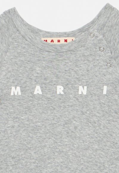 Jasnoszara dzianinowa koszula z białym napisem "MARNI" na piersi oraz trzema małymi srebrnymi zatrzaskami przy linii szyi po prawej stronie.