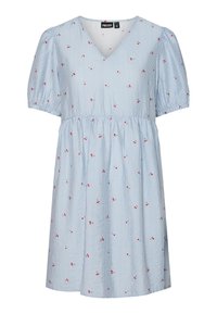 Μπλε ριγέ φόρεμα με κοντά φουσκωτά μανίκια, βαθύ V-λαιμό, συγκεντρωμένη μέση και μικρές κόκκινες εκτυπώσεις κερασιών σε όλη την επιφάνεια. Ελαφρύ ύφασμα.