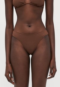 Brunt bikinitopp och -botten med texturerad tyg, triangulär form och hög skärning. Enkelt design med en tajt passform och mjuk midja.