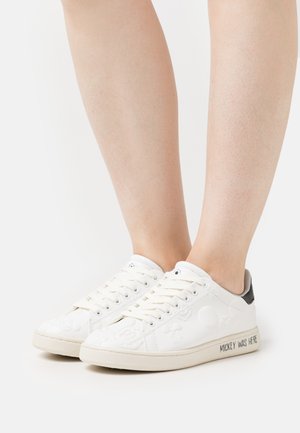 GALLERY - Trainers - white sketch effect