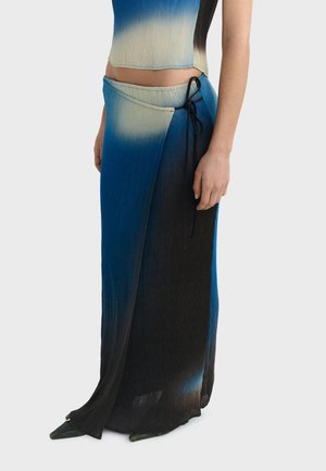 Gonna a portafoglio sfumata blu e nera con laccio laterale, indossata con top corto senza maniche abbinato, vista dalla vita ai piedi.