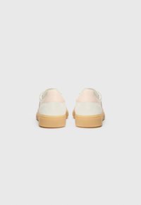 Sneakers i en beige och rosa färgkombination, med ovandel av mocka och syntetmaterial, gummisula och rundad häl. Strukturerad detaljering på ovandelen.