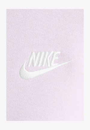 Licht lavendel stof met een wit geborduurd Nike-logo met swoosh. Zachte textuur en een gladde afwerking, zonder zichtbare patronen of accenten.