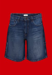 Shorts en jean bleu foncé avec une coupe classique, dotés de poches avant et de poches latérales de style cargo, finis avec des détails de couture subtils.