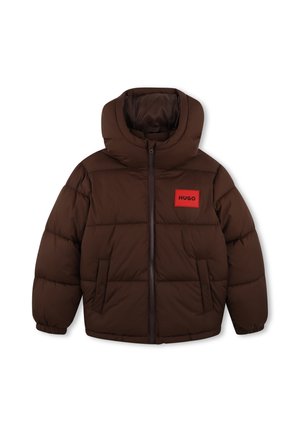 Bruine pufferjas met capuchon, ritssluiting aan de voorkant, twee zijzakken en een rood vierkant logo-patch met de tekst "HUGO" op de borst.