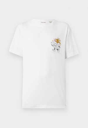 T-shirt en coton blanc à manches courtes, avec un graphisme de personnage de dessin animé en gris et des accents colorés sur le côté gauche de la poitrine.