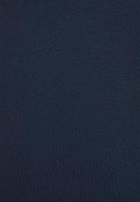 Tela de algodón azul marino con una textura suave y un patrón acanalado fino y uniforme, adecuada para diversas aplicaciones de ropa.