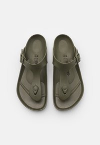 Olivengrønne flip-flop sandaler med en struktureret overflade, justerbar spænde strop og et logo detaljeret på sålen. Flad ydersål design.