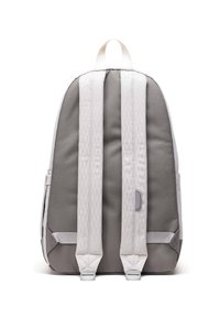 Sac à dos gris avec une finition lisse et mate, doté de bretelles blanches rembourrées, d'une poignée supérieure et d'un motif en losange texturé sur les bretelles.