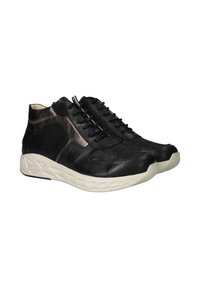 Zwarte leren sneakers met een gestructureerde afwerking en een contrasterende beige zool. Kenmerken zijn onder meer veters en een zijrits voor gemakkelijke toegang.