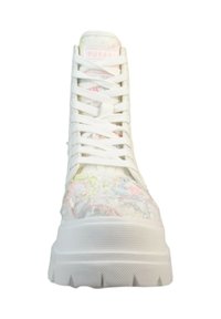 Hvide høje sneakers med tyk sål og hvide snørebånd, med subtile flerfarvede broderede mønstre på den øverste del.