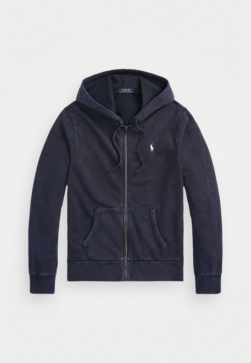 Fleeced azul-marinho com fecho éclair, feito em tecido macio, apresentando um bolso frontal, capuz com cordão e um pequeno logótipo no lado esquerdo do peito.