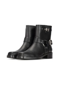 Botas de tobillo de cuero negro con un acabado texturizado, que presentan una correa lateral y un detalle de hebilla plateada, suela plana y puntera redondeada.