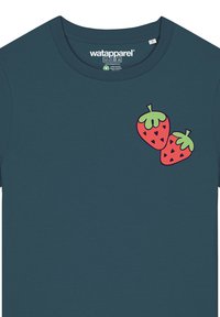 Teal kortekmof T-shirt gemaakt van een zachte stof, met een ontwerp van twee cartoon aardbeien op de linkerborst. Label zichtbaar aan de binnenkant van de hals.