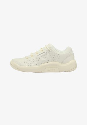 Off-white lage sneaker met geperforeerd lederen bovenwerk, vetersluiting, gevoerde kraag en dikke, zacht gevoerde zool met opschrift "DMX".