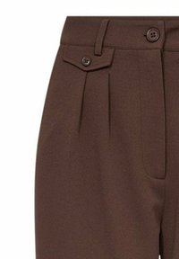 Bruine broek met voorplooien, twee knopen in de taille en een subtiele textuur. Getailleerde pasvorm met zijzakken.