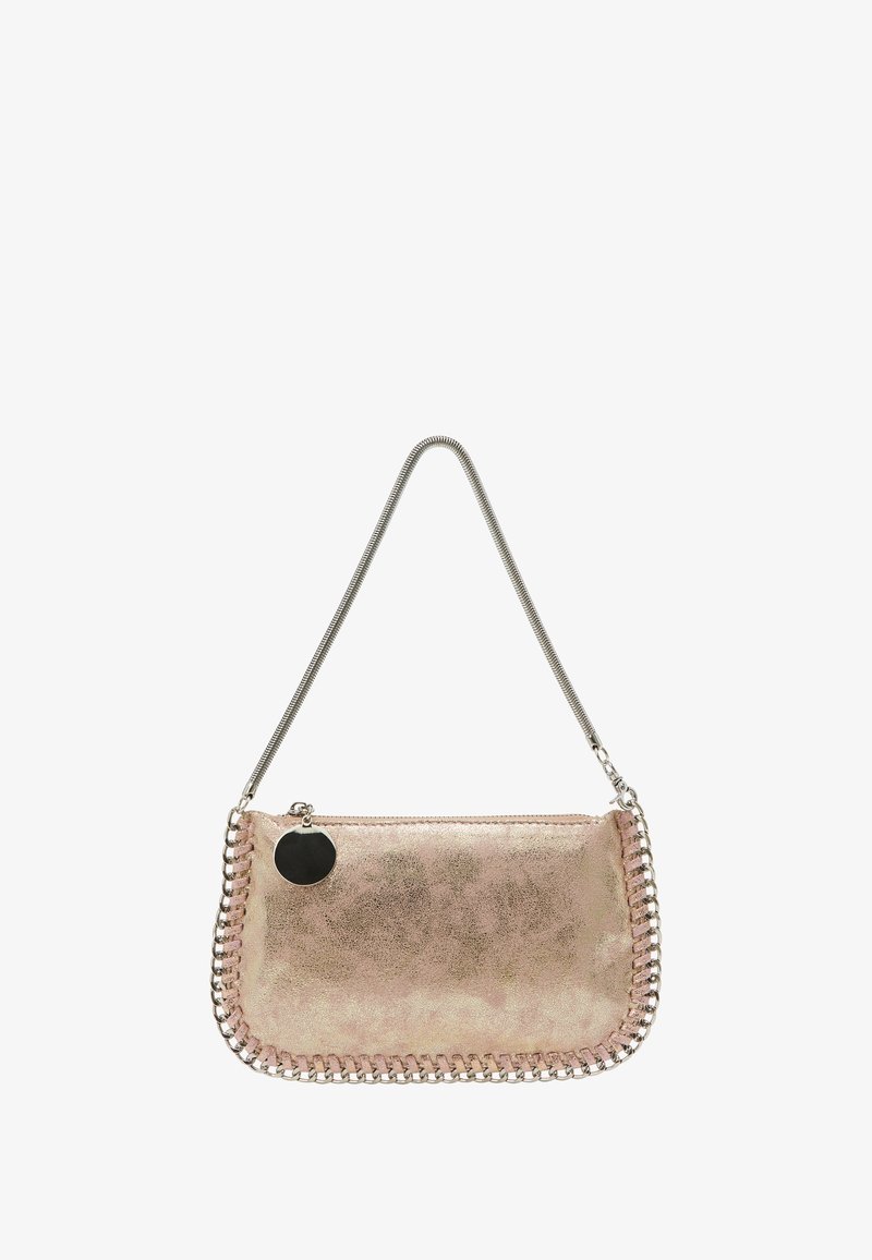 Borsa in sintetico metallico rosa con dettagli in catena argentata, chiusura con zip e bordi arrotondati. Caratterizzata da un'etichetta circolare nera attaccata.