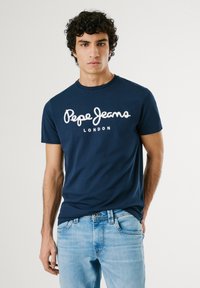 Mørkeblå bomulds T-shirt med rund halsudsk�æring, med hvid "Pepe Jeans LONDON" logo på fronten, korte ærmer, slim fit design.