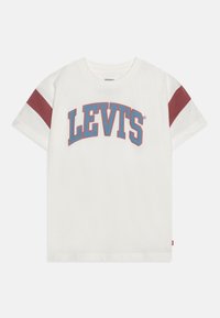 Camiseta de algodón blanca con rayas cortas en color burdeos en las mangas, que presenta el texto azul "LEVI'S" en un diseño curvado a lo largo del pecho.